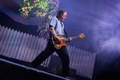 Weezer-10-10-26-Atlanta-StateFarmArena-@thelightriot-Chris-Collett-14