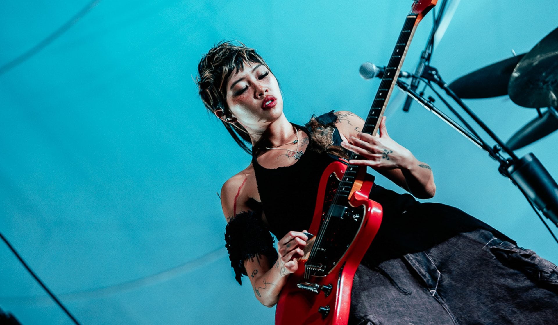 LIVE REVIEW: BEABADOOBEE – THE POWERLINES TOUR @ GAS SOUTH ARENA, DULUTH, GA – OCTOBER 14, 2026