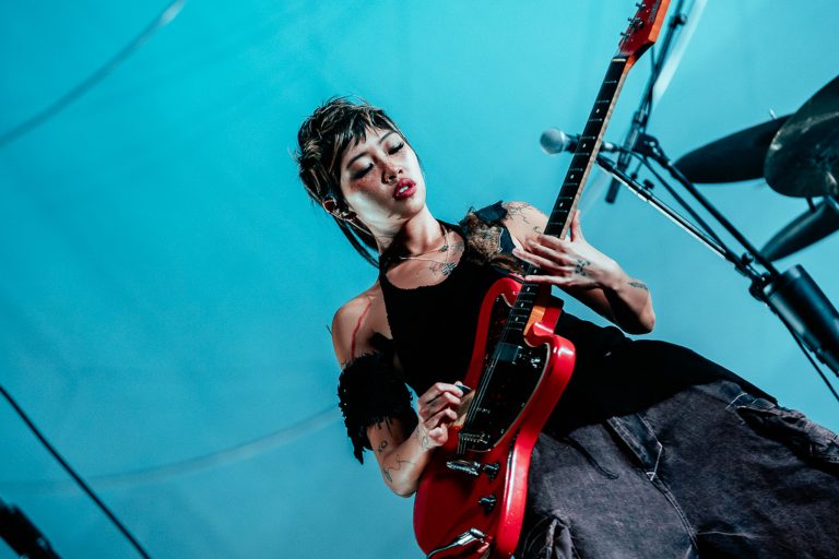 LIVE REVIEW: BEABADOOBEE – THE POWERLINES TOUR @ GAS SOUTH ARENA, DULUTH, GA – OCTOBER 14, 2026